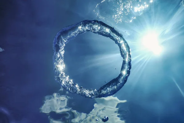 Δαχτυλίδι φούσκα Υποβρύχια ανεβαίνει προς τον ήλιο. — Φωτογραφία Αρχείου