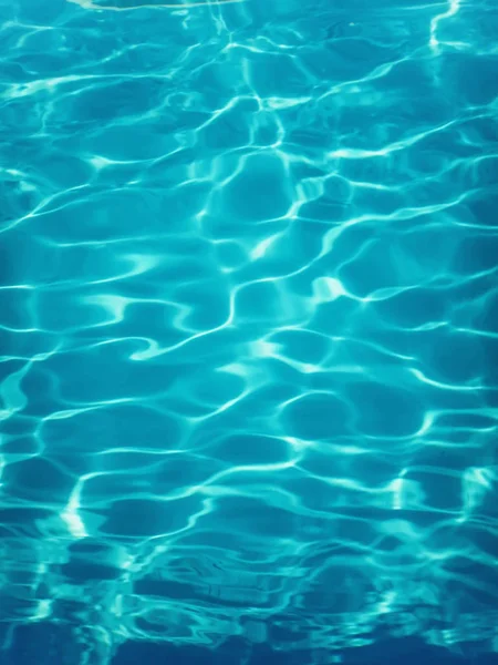 スイミングプールの水の太陽の反射背景。リップル水. — ストック写真