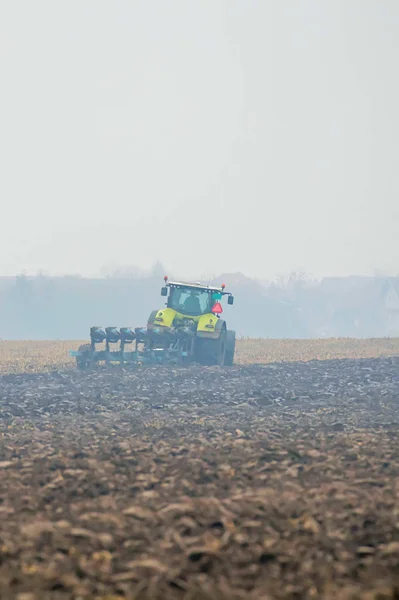 Campos de sopro do trator que preparam a terra para arar, Campo — Fotografia de Stock