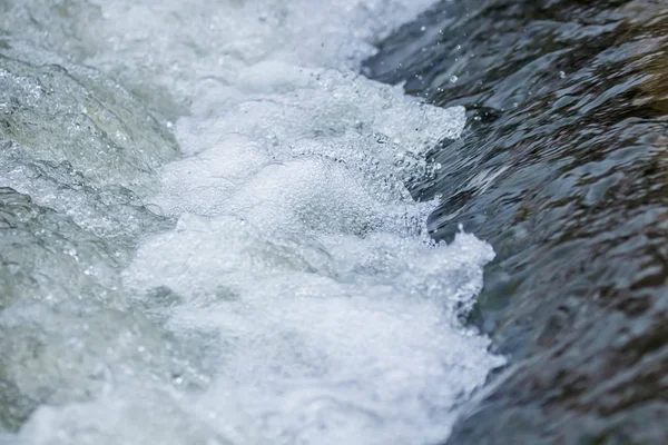 Zavřít průtok vody, Malý vodopád, stříkající voda, vodní bub — Stock fotografie