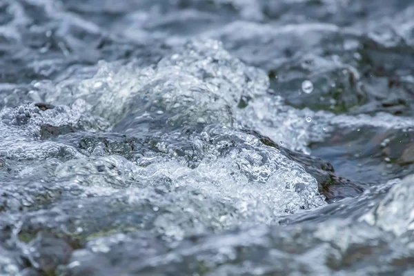 Fermer écoulement d'eau, petite cascade, éclaboussures d'eau, bulle d'eau — Photo