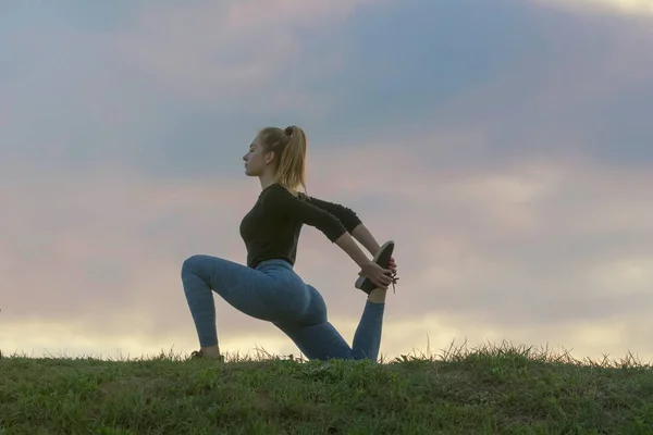 Mladá atraktivní žena cvičí jógu cvičit, venkovní Mor — Stock fotografie