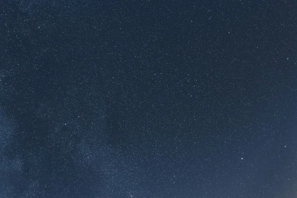 Nocne niebo z błyszczącymi gwiazdami, tło astro — Zdjęcie stockowe