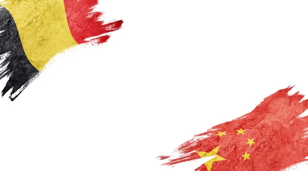 白を背景にベルギーと中国の国旗 — ストック写真