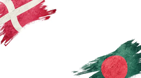 Флаги Дании и Бангладеш на белом фоне — стоковое фото