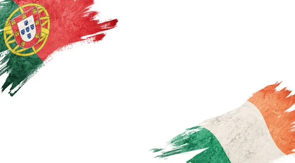 Bandeiras de Portugal e da Irlanda sobre fundo branco — Fotografia de Stock