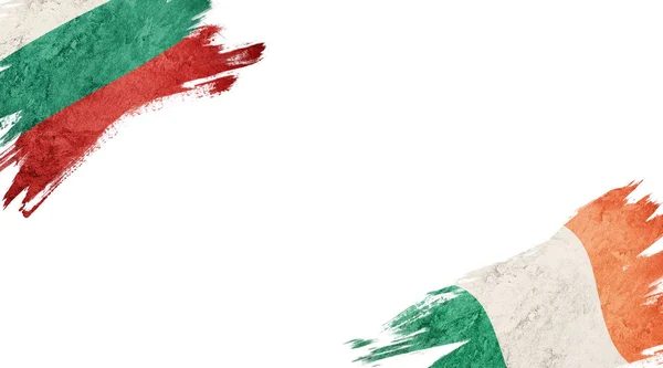 Прапори Болгарії та Ірландії на білому тлі — стокове фото