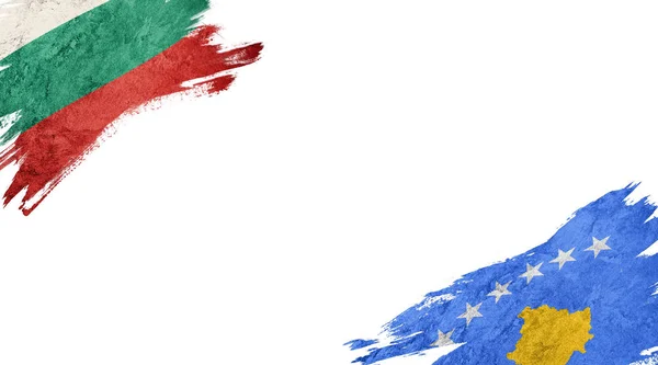 Flaggen Bulgariens und Kosovos auf weißem Hintergrund — Stockfoto