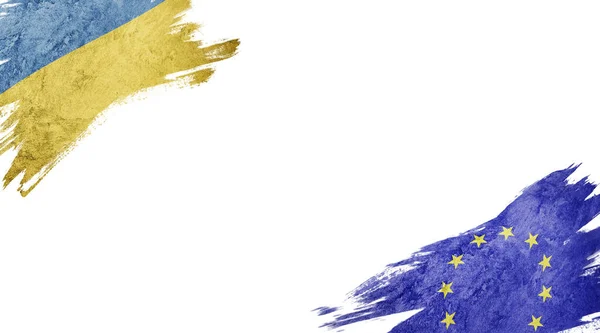 Drapeaux de l'Ukraine et de l'Union européenne sur fond blanc — Photo
