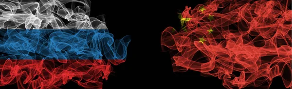 Banderas de Rusia y China sobre fondo negro, Rusia vs China S —  Fotos de Stock