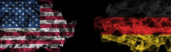 Banderas de EE.UU. y Alemania sobre fondo negro, Estados Unidos vs Alemania Smo — Foto de Stock