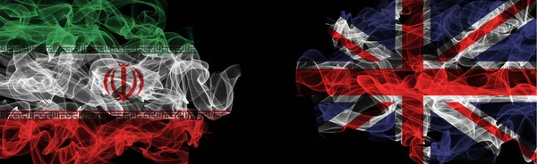 Bandiere dell'Iran e del Regno Unito su sfondo nero, Iran vs Un — Foto Stock