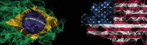 Bandeiras do Brasil e EUA em fundo preto, Brasil vs EUA Fumaça — Fotografia de Stock