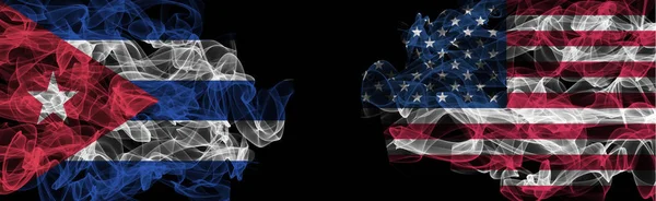 キューバとアメリカの黒を背景にした旗、キューバとアメリカの煙旗 — ストック写真