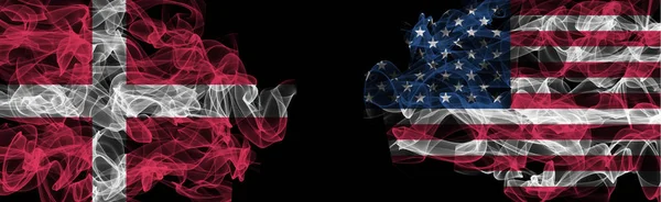 Bandiere di Danimarca e Stati Uniti su sfondo nero, Danimarca vs USA Smo — Foto Stock