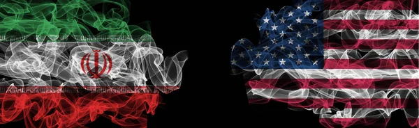 Bandiere di Iran e USA su sfondo nero, Iran vs USA Smoke Fla — Foto Stock