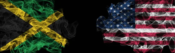 Bandiere della Giamaica e degli Stati Uniti su sfondo nero, Giamaica vs USA Smo — Foto Stock