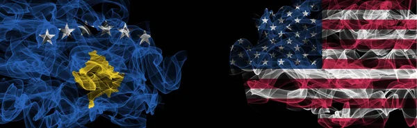 Bandiere del Kosovo e degli Stati Uniti su sfondo nero, Kosovo vs USA Smoke — Foto Stock