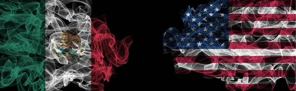 Bandiere di Messico e Stati Uniti su sfondo nero, Messico vs USA Smoke — Foto Stock