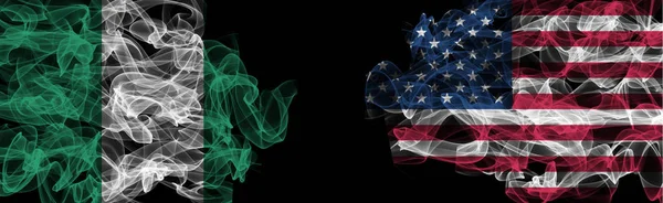 Banderas de Nigeria y Estados Unidos sobre fondo negro, Nigeria vs Estados Unidos Smo —  Fotos de Stock