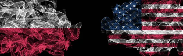 Banderas de Polonia y Estados Unidos sobre fondo negro, Polonia vs Estados Unidos Smoke — Foto de Stock