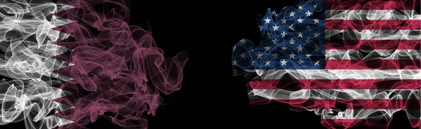 Banderas de Qatar y EE.UU. sobre fondo negro, Qatar vs EE.UU. Humo F —  Fotos de Stock