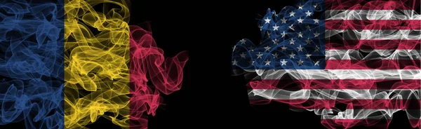 Bandiere di Romania e Stati Uniti su sfondo nero, Romania vs USA Smo — Foto Stock