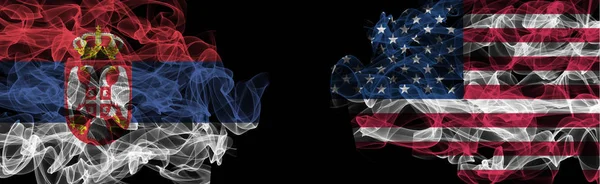 Bandiere di Serbia e USA su sfondo nero, Serbia vs USA Smoke — Foto Stock