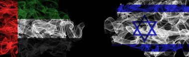 Siyah arka planda BAE ve İsrail bayrakları, BAE İsrail 'e karşı Smoke Flag