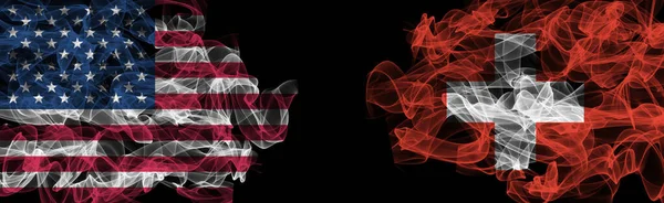 アメリカとスイスの黒い背景の旗 アメリカ対スイスの煙旗 — ストック写真