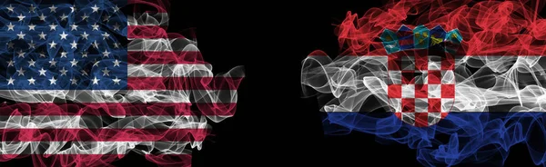 アメリカとクロアチアの黒を背景にした旗 アメリカとクロアチアの煙旗 — ストック写真
