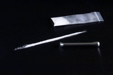 Siyah Arkaplanda Kokain Hattı ve Ustura Bıçağı