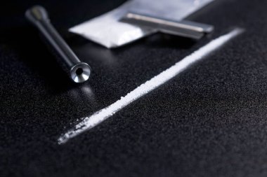 Siyah Arkaplanda Kokain Hattı ve Ustura Bıçağı