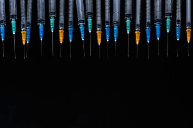 Siyah Arkaplanda Şırıngalar, Şırıngayı Kapat, Sağlık Bakımı Konsepti.