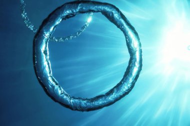 Kabarcık halkası Su altında güneşe doğru yükselir.