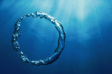 Kabarcık halkası Su altında güneşe doğru yükselir.