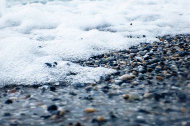 Kumlu sahilde yumuşak bir mavi okyanus dalgası