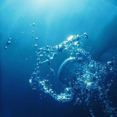 Güneş ışığıyla birlikte su altı kabarcıkları. Sualtı Arkaplanı Baloncukları