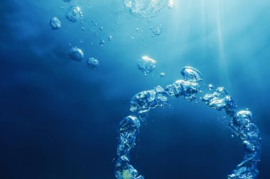 Kabarcık halkası Su altında güneşe doğru yükselir.