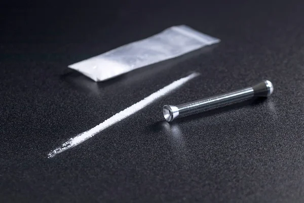 Línea Cocaína Cuchilla Afeitar Sobre Fondo Negro — Foto de Stock