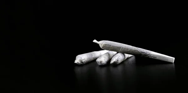 Marihuana Joint Czarnym Tle Marihuana Chwasty Wspólne — Zdjęcie stockowe