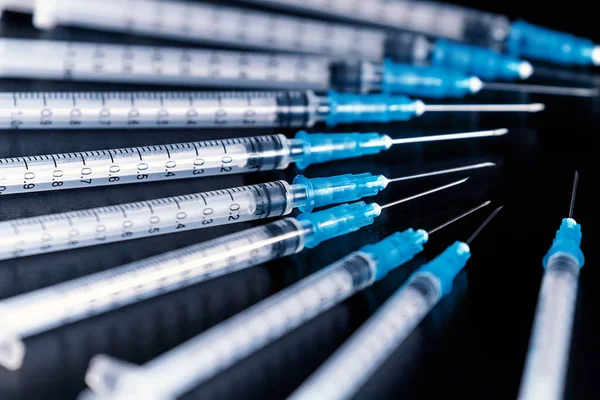 Medizinische Spritzen Nadel Auf Schwarzem Hintergrund Nahaufnahme Spritze Gesundheitskonzept — Stockfoto