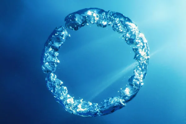 Pierścień Bańkowy Pod Wodą Wznosi Się Słońcu Obraz Konceptualny — Zdjęcie stockowe