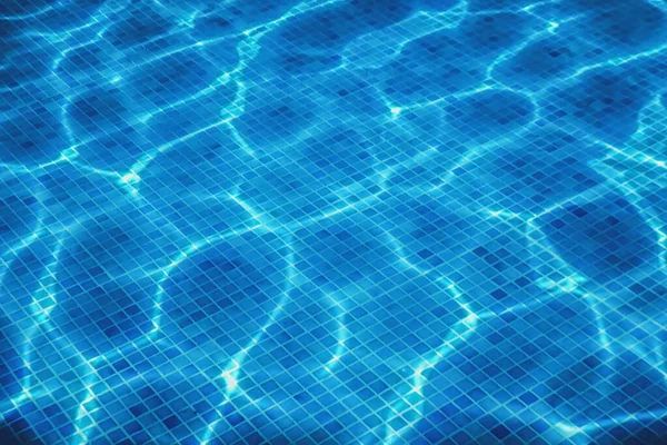 水底游泳池蓝砖 游泳池的水沟 — 图库照片
