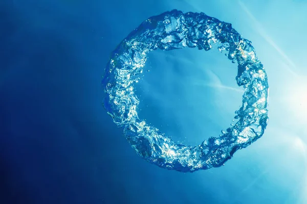 Kabarcık halkası Su altında güneşe doğru yükselir.