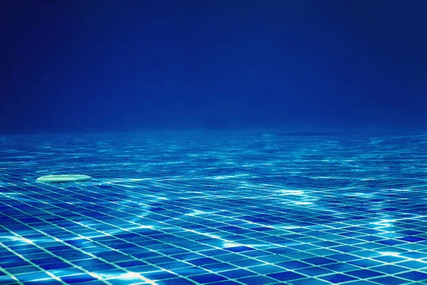 水底游泳池蓝砖 游泳池的水沟 — 图库照片