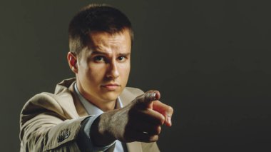 İşadamı seni işaret ediyor.