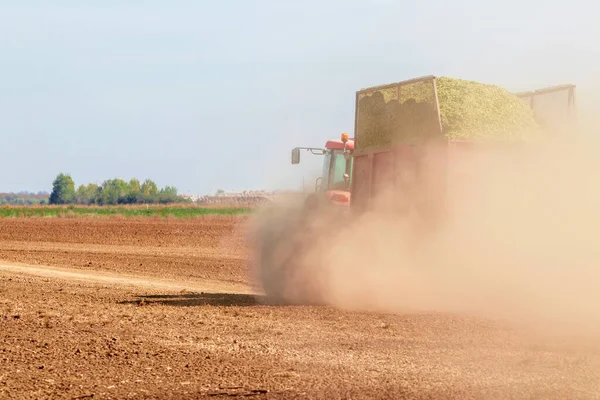 Traktor Dengan Tulang Rawan Lapangan Pertanian — Stok Foto