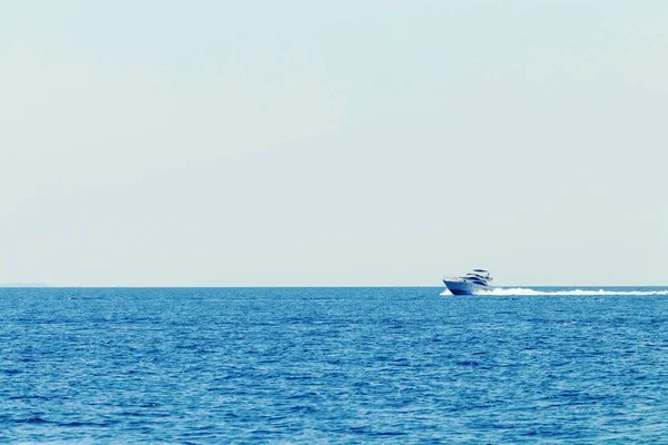 Luxury Motor Boat Cruising Blue Sea Summer Vacation — Stock Photo, Image