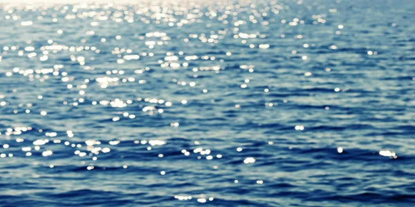 海の水の背景がぼやけている — ストック写真